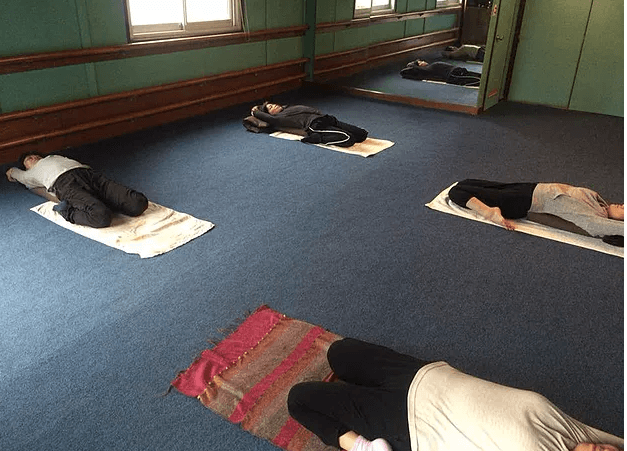 疲れたときのオススメ〝Supta-Vajrasana(横たわる正座のポーズ)〟